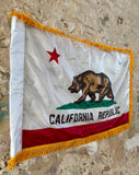 Véritable drapeau de l’État de la Californie - Avec sa frange dorée - MADE IN USA