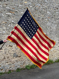 RARE - Véritable drapeau américain 48 Étoiles avec frange dorée sur son mat d’origine d’époque ! Époque 1940’s - Provenance Texas