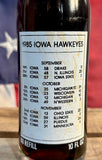 Véritable Bouteille en Verre Coca-Cola - Iowa Hawkeyes - 1985 - Pleine et Scellée - Provenance États-Unis