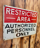 Véritable panneau Américain - RESTRICTED AREA - 35,5 X 25,5cm - Provenance USA - Époque 1960’s