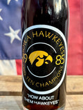 Véritable Bouteille en Verre Coca-Cola - Iowa Hawkeyes - 1985 - Pleine et Scellée - Provenance États-Unis