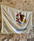 RARE - Véritable drapeau de l’État de l’Illinois - 1,52 m x 0,91 m - MADE IN USA - Époque 1980’s - Provenance Illinois