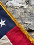 RARE - Véritable drapeau américain 48 Étoiles avec frange dorée sur son mat d’origine d’époque ! Époque 1940’s - Provenance Texas