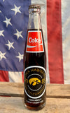 Véritable Bouteille en Verre Coca-Cola - Iowa Hawkeyes - 1985 - Pleine et Scellée - Provenance États-Unis