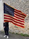 RARE - Véritable drapeau américain 48 Étoiles avec frange dorée sur son mat d’origine d’époque ! Époque 1940’s - Provenance Texas