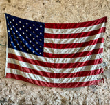 Véritable drapeau américain XXL - Années 1960’s - 2m12 × 1m42 - Made in USA à Saint-Louis, Missouri