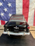 Véritable miniature Ford Crestline Sunliner de 1953 en métal sur son socle ! Import USA