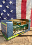 Véritable miniature Pick-Up John Deere de 1955 - Tirelire - Échelle 1:25 - Dans sa boîte d’origine ! Import USA