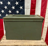 Véritable Caisse à munitions en métal de l’US Army - VIDE - Provenance Alabama