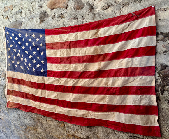 Véritable drapeau Américain de l’Ouest Américain avec beaucoup de patine - 1960’s Provenance Arizona - 146x88cm - MADE IN USA