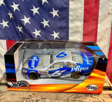 Véritable miniature NASCAR Échelle 1:24 - n°6 Mark Martin - Ford Taurus - Pfizer - Import USA