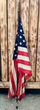 Véritable drapeau américain - années 1960’s - coton sur mât en bois - 83 x 57 cm - mât 114 cm - Import USA