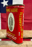 Véritable boîte de tabac en métal - Prince Albert - Époque 1960’s-1970’s - Provenance Michigan