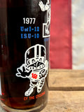 RARE - Véritable Bouteille en Verre Pepsi - University of Iowa vs Iowa State University - 1977 - Pleine et Scellée - Provenance États-Unis