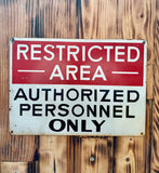 Véritable panneau Américain - RESTRICTED AREA - 35,5 X 25,5cm - Provenance USA - Époque 1960’s