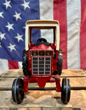 Véritable miniature tracteur International Harvester 1586 de 1976 en métal - Echelle 1:16 - Made in USA