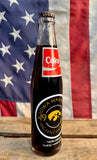 Véritable Bouteille en Verre Coca-Cola - Iowa Hawkeyes - 1985 - Pleine et Scellée - Provenance États-Unis