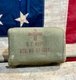 Véritable kit de 1er secours de l’US Navy datant des années 1950’s ! ENCORE COMPLET !