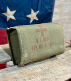 Véritable kit de 1er secours de l’US Navy datant des années 1950’s ! ENCORE COMPLET !
