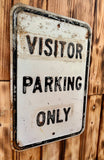 Véritable panneau Routier Américain en relief - VISITOR PARKING ONLY - 46x31cm - Époque 1960’s !