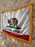 Véritable drapeau de l’État de la Californie - Avec sa frange dorée - MADE IN USA