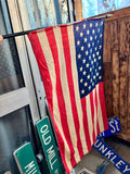 Véritable drapeau américain - années 1960’s - coton sur mât en bois - 83 x 57 cm - mât 114 cm - Import USA