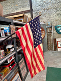 Véritable drapeau américain - années 1960’s - coton sur mât en bois - 83 x 57 cm - mât 114 cm - Import USA