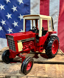 Véritable miniature tracteur International Harvester 1586 de 1976 en métal - Echelle 1:16 - Made in USA