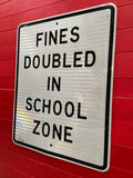 Véritable panneau routier américain FINES DOUBLED SCHOOL ZONE 76x61cm